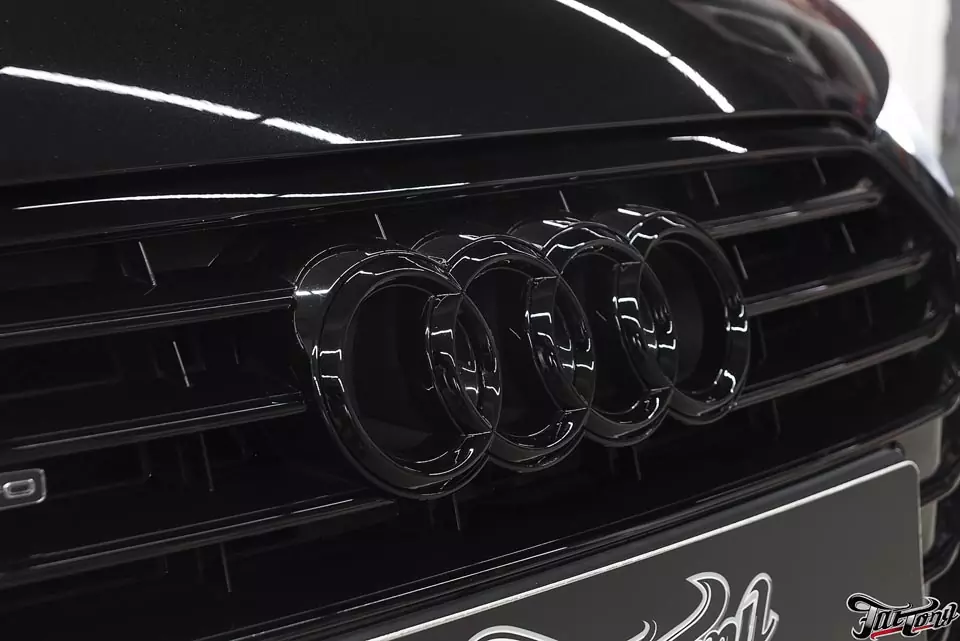 Audi A7. Антихром кузова. Перетяжка потолка в черную ткань.